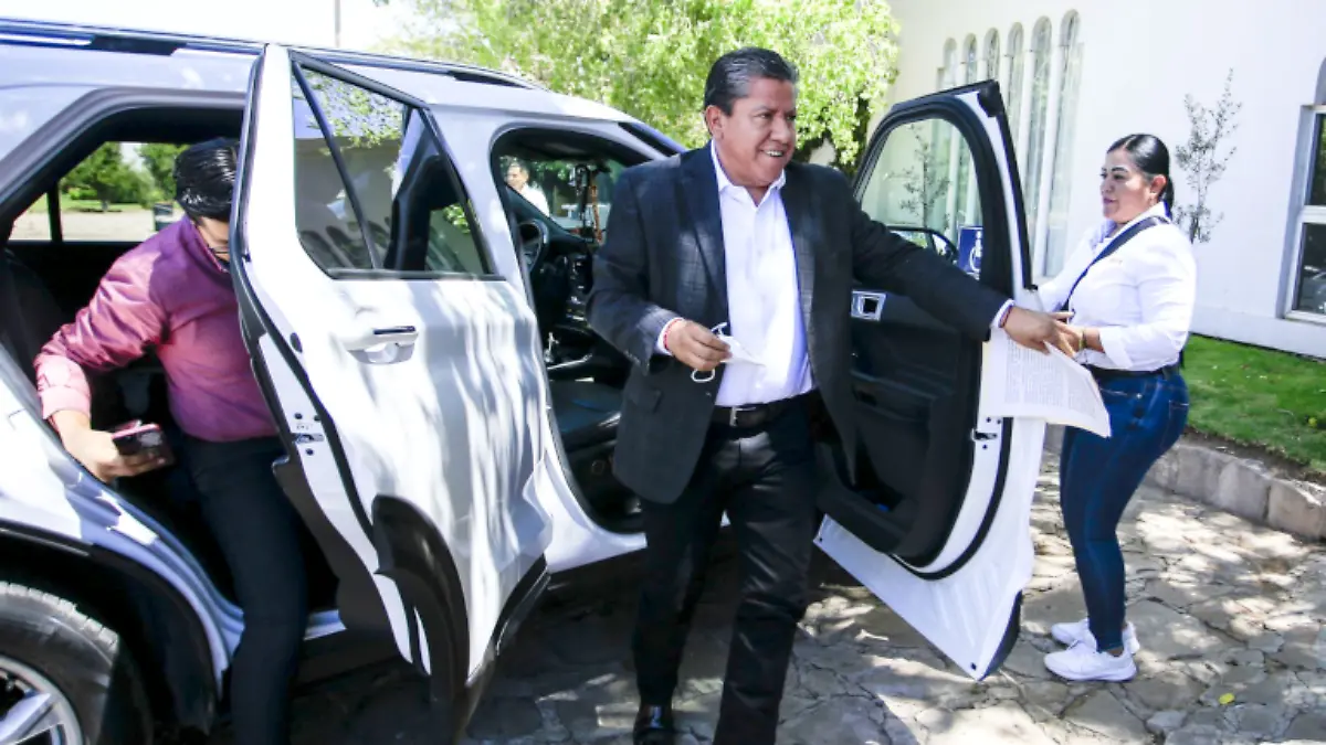 David Monreal, gobernador de Zacatecas, descendiendo de una camioneta